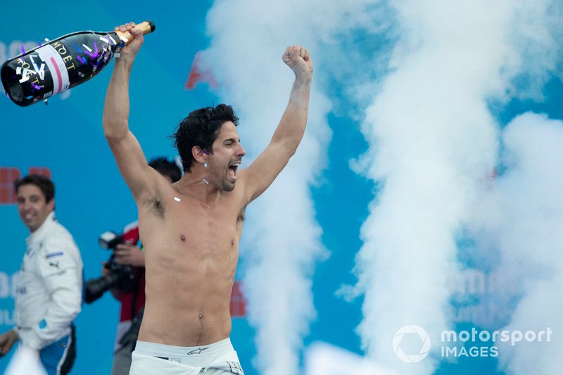 Ganador de la carrera Lucas Di Grassi, Audi Sport ABT Schaeffler celebra en el podio