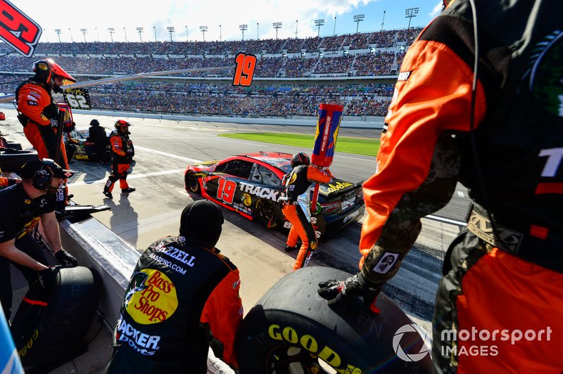 Martin Truex Jr., Joe Gibbs Racing, Toyota Camry Bass Pro Shops makes a pit stop, Sunoco