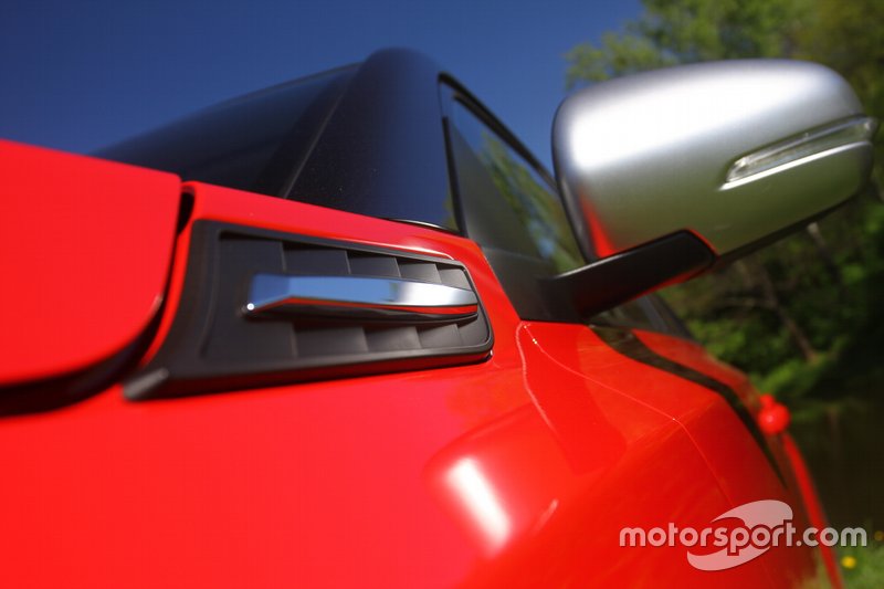 Інша особливість Vitara S сріблясті кришки зовнішніх дзеркал.