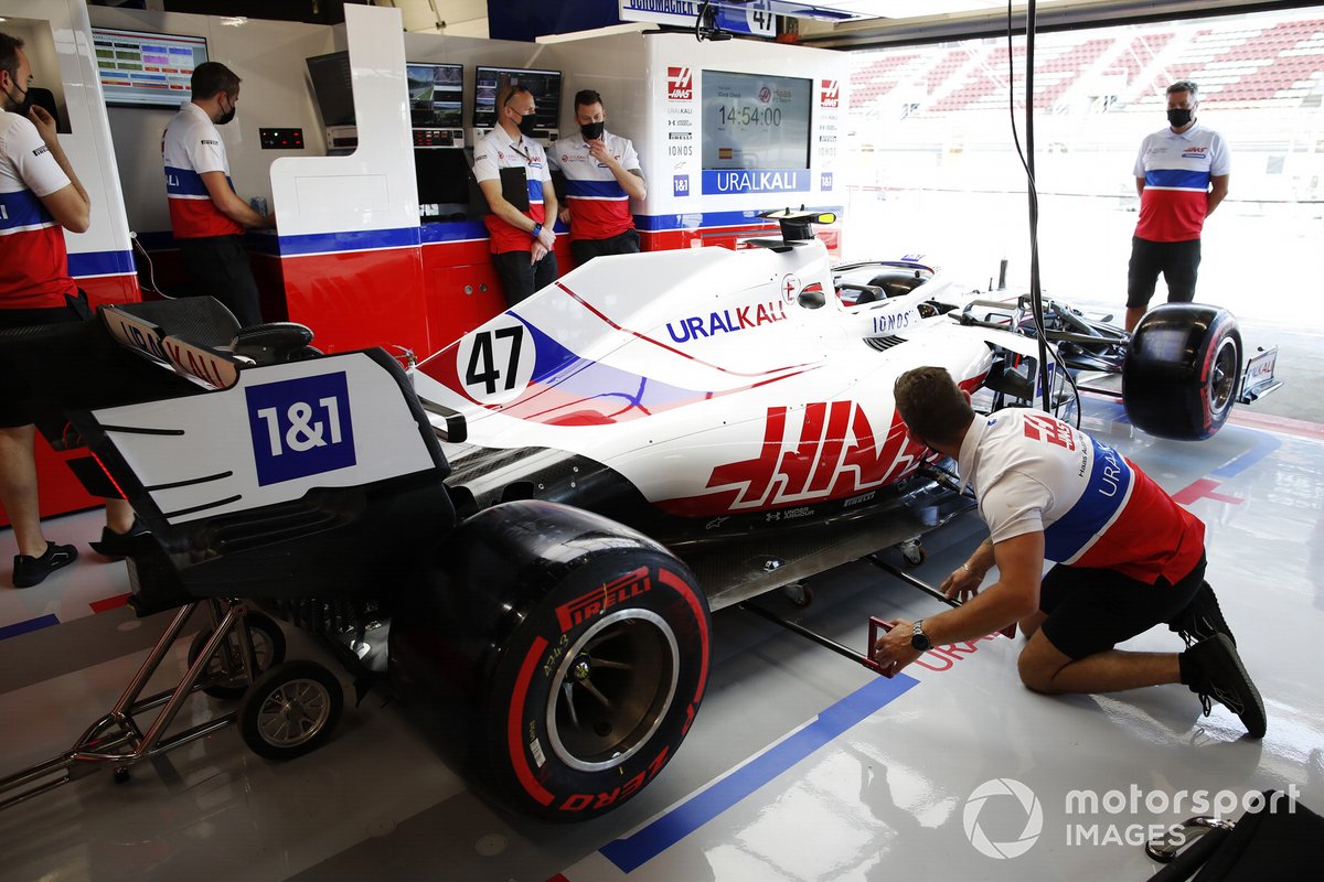 El Haas de Mick Schumacher en el box