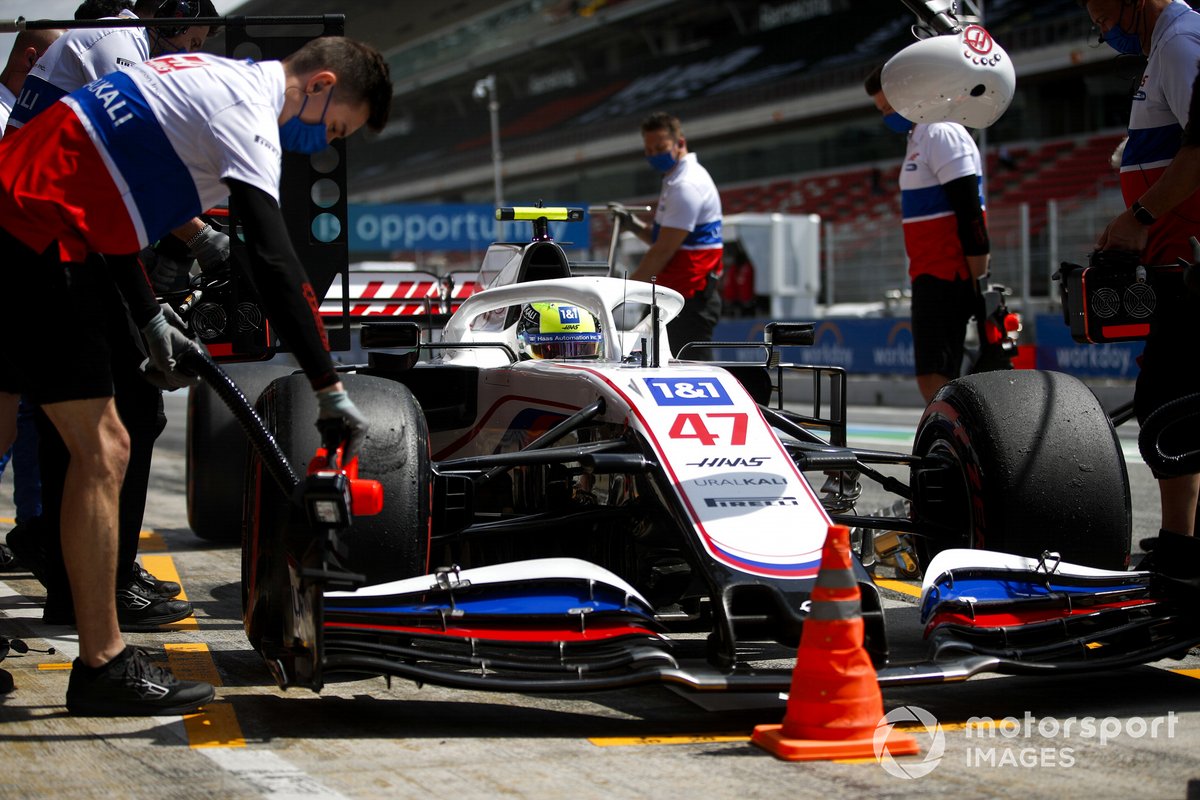 Mick Schumacher, Haas VF-21, en pits