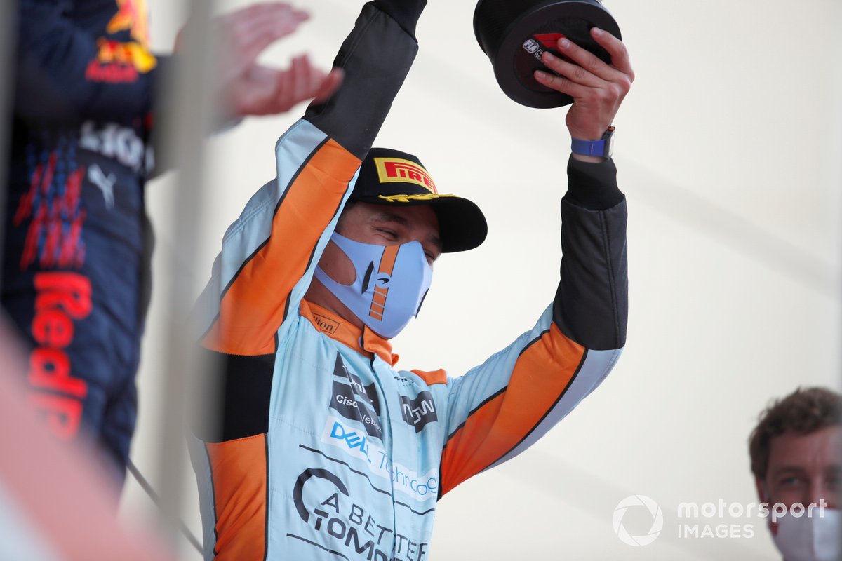 Lando Norris, McLaren, terzo classificato, solleva il trofeo