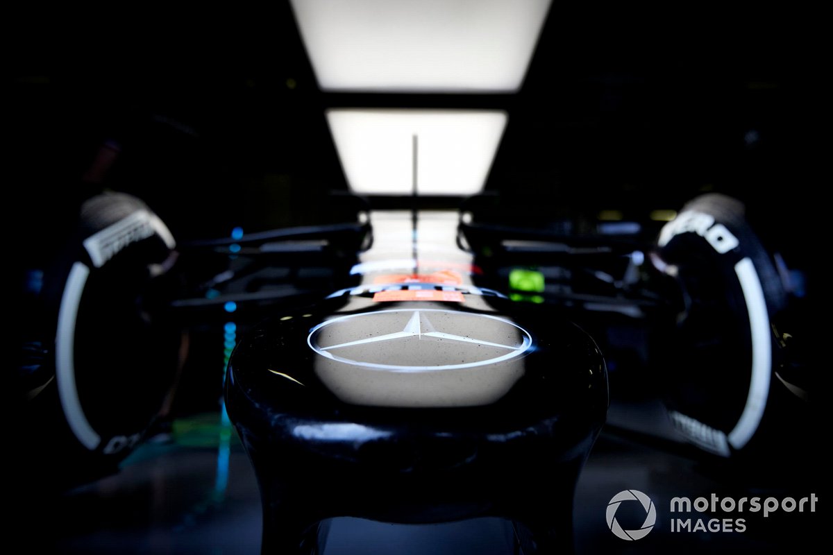 Simbolo Mercedes sul muso della vettura di Lewis Hamilton, Mercedes W12
