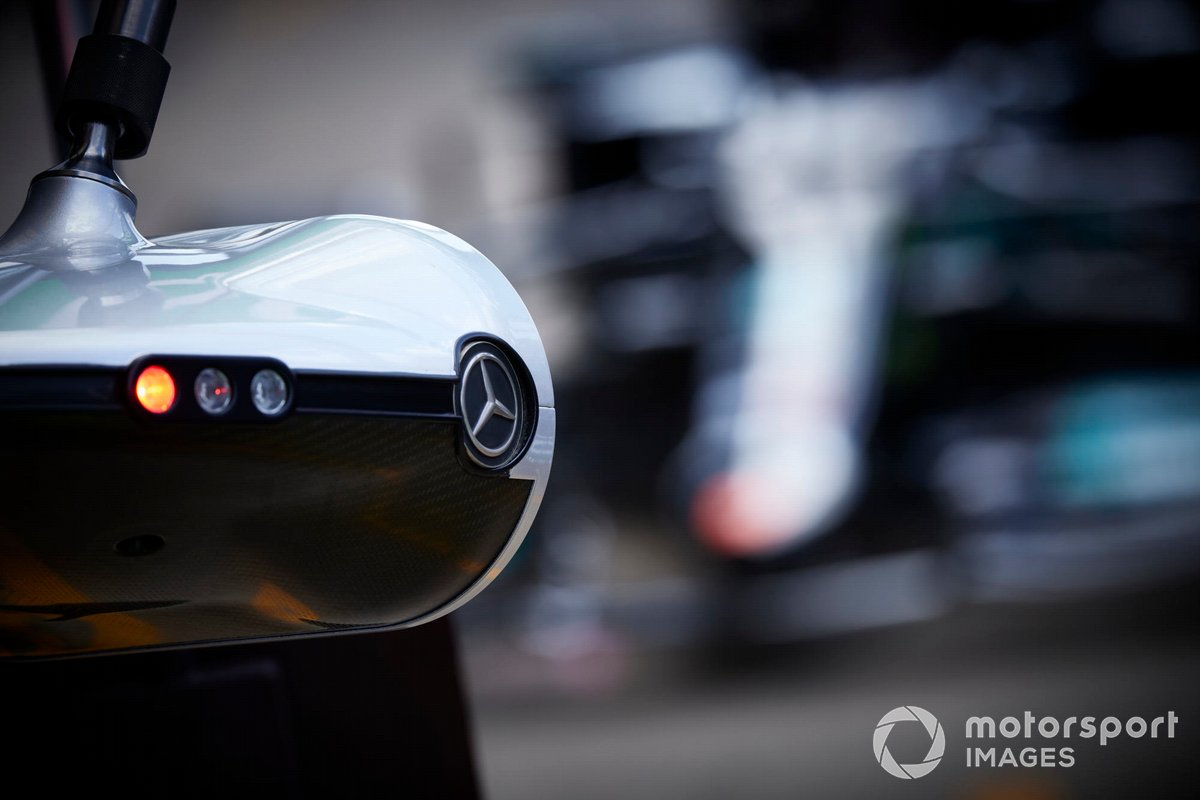 Logo de Mercedes en el equipamiento del pit lane