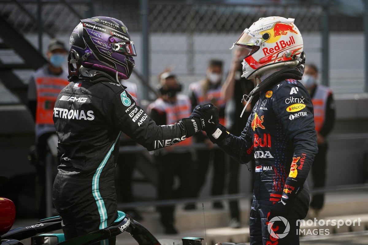 Segundo lugar Max Verstappen, Red Bull Racing, felicita al ganador Lewis Hamilton, Mercedes, en Parc Ferme