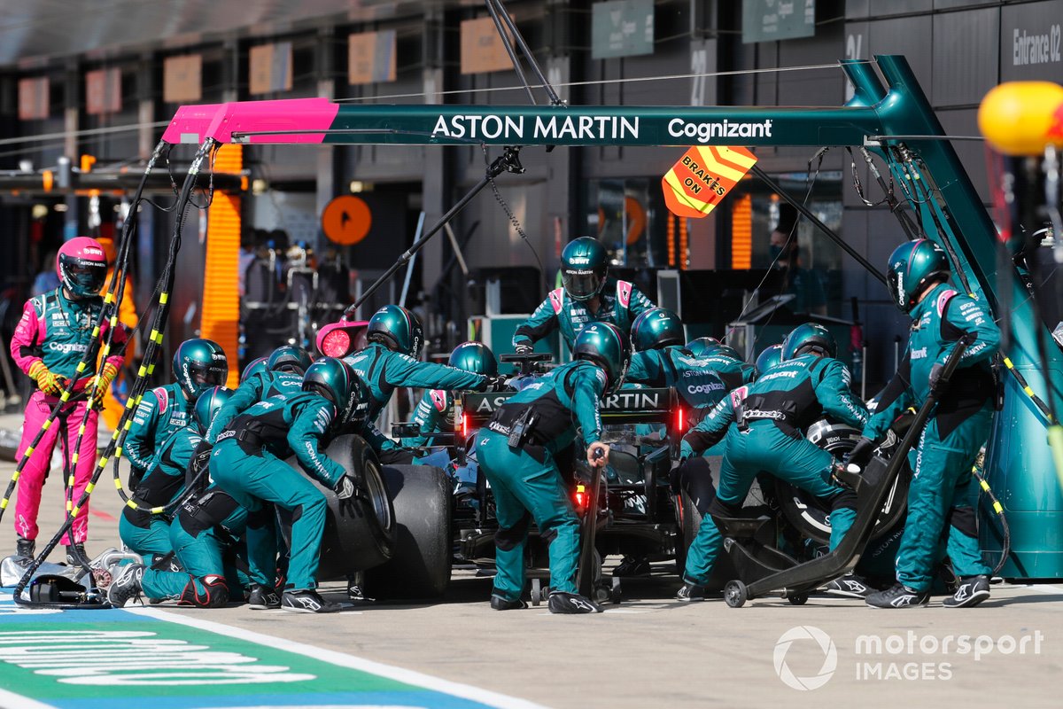 Lewis Hamilton, Mercedes W12, effettua un pit stop