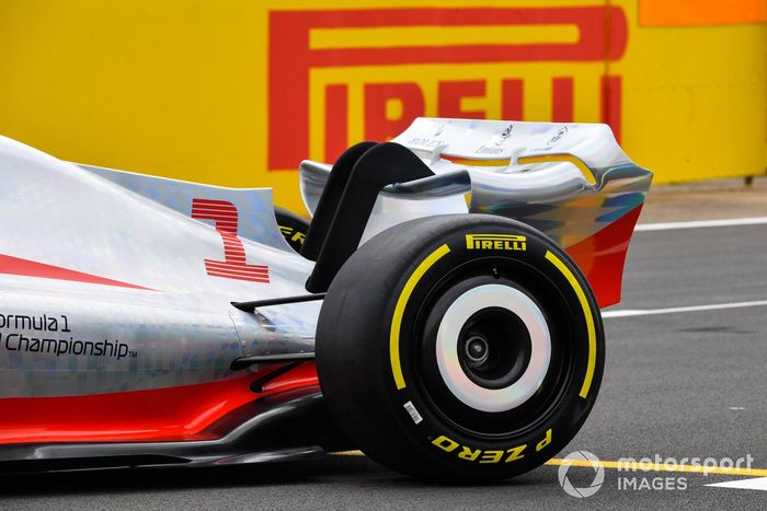 Detalle de la rueda trasera del coche de Fórmula 1 2022