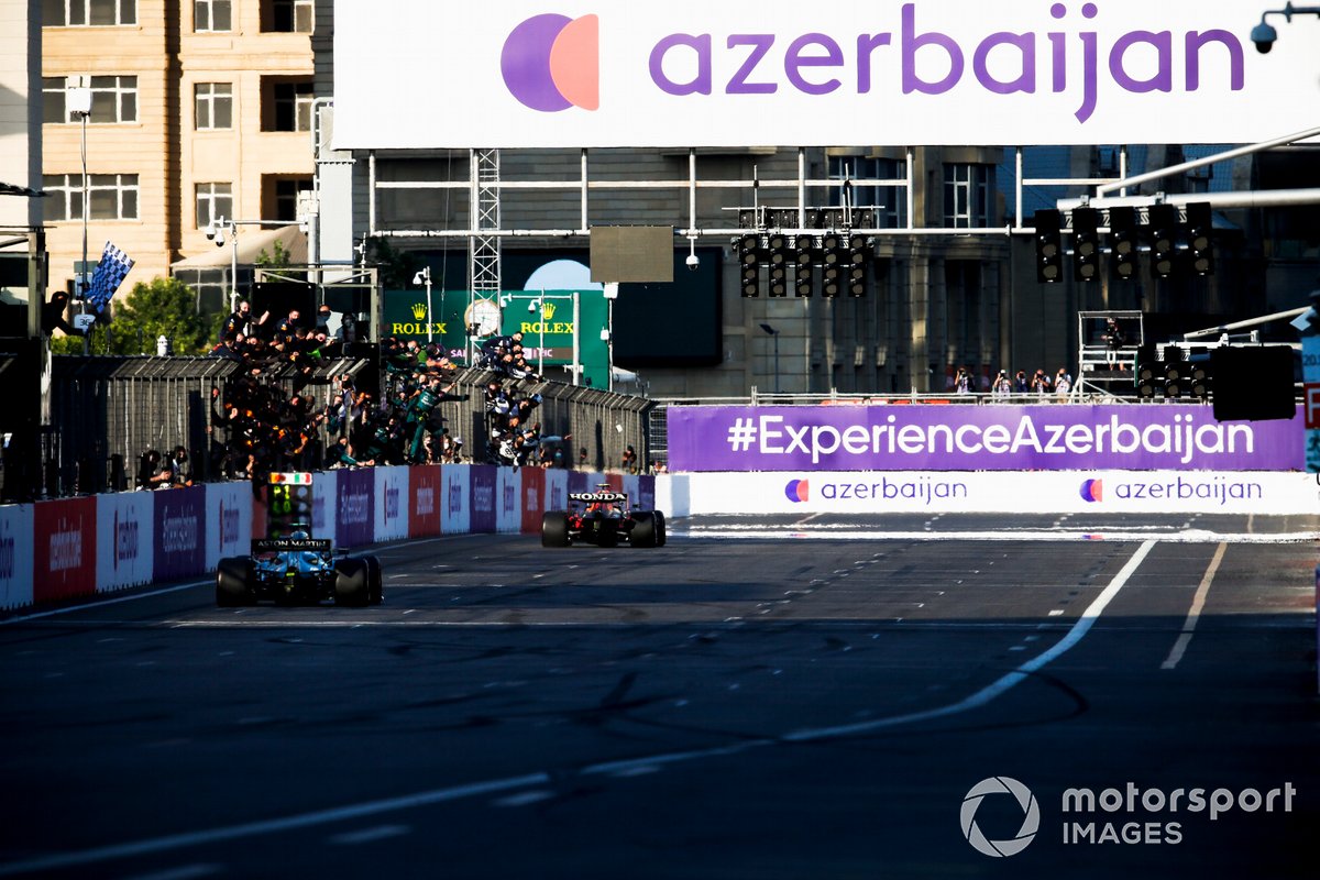 Ganador Sergio Pérez, Red Bull Racing RB16B, se lleva la bandera a cuadros y Sebastian Vettel, Aston Martin AMR21 segundo lugar