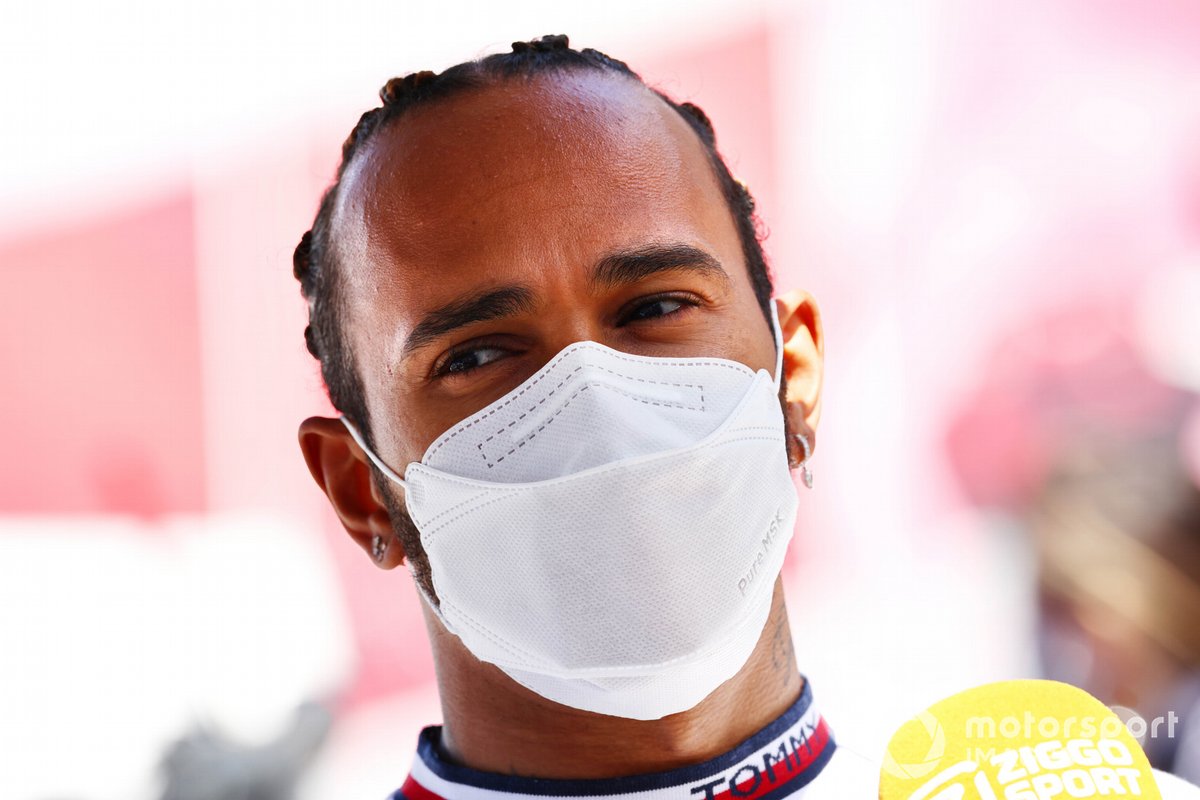 Lewis Hamilton, Mercedes, habla con los medios