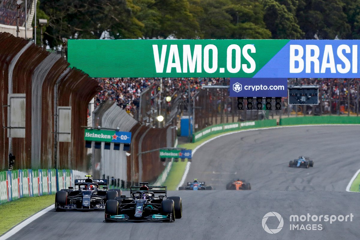 Lewis Hamilton, Mercedes W12, passa Pierre Gasly, AlphaTauri AT02