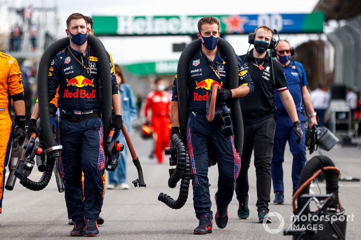 Los mecánicos de Red Bull abandonan la parrilla