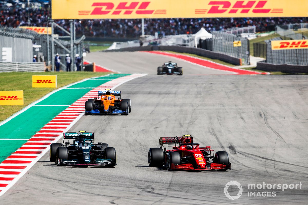 Carlos Sainz Jr, Ferrari SF21, Sebastian Vettel, Aston Martin AMR21, y Lando Norris, McLaren MCL35M