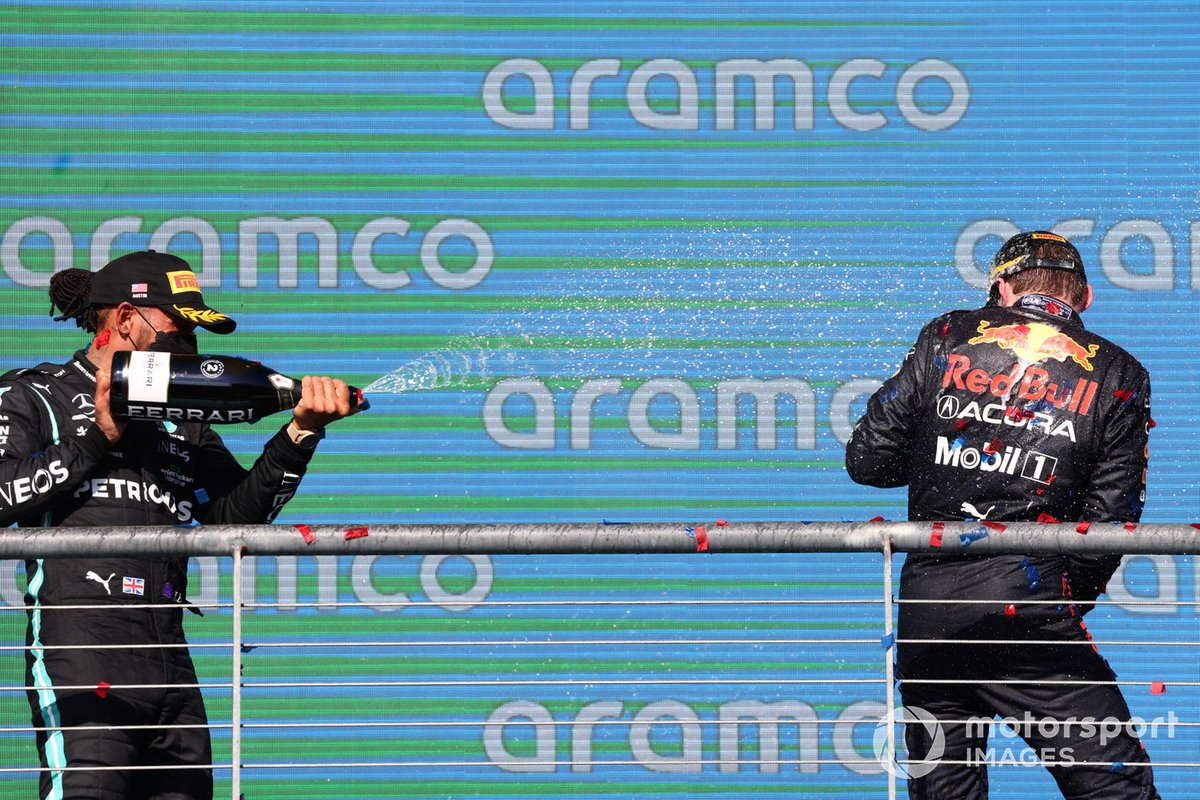 Podio: segundo lugar Lewis Hamilton, Mercedes, ganador Max Verstappen, Red Bull Racing