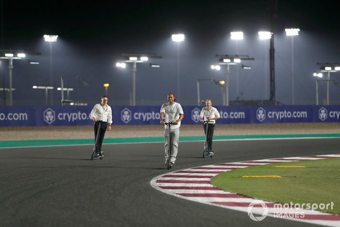 Lewis Hamilton, Mercedes recorre la pista en patinete
