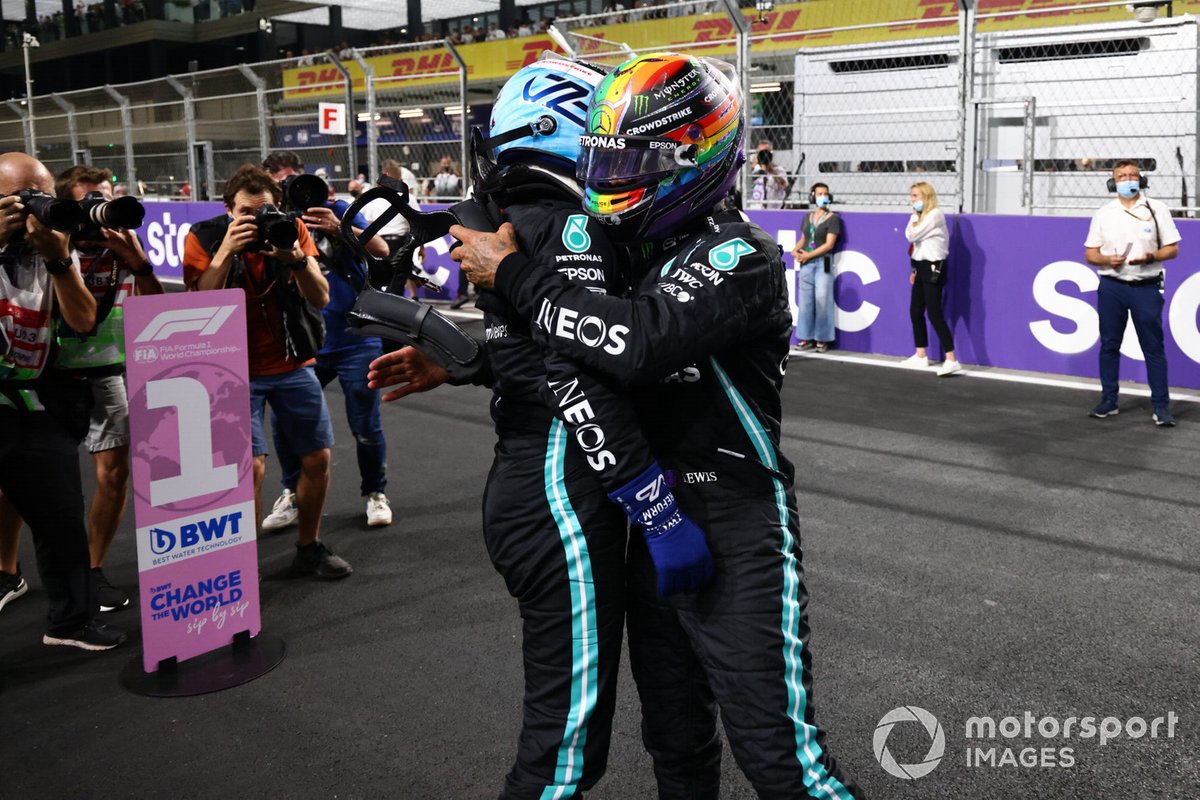 Segundo puesto Valtteri Bottas, Mercedes, y el ganador de la pole, Lewis Hamilton, Mercedes, se felicitan mutuamente en el Parc Ferme