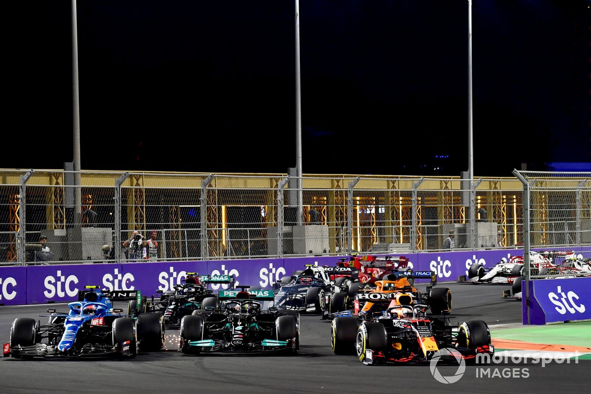 Max Verstappen, Red Bull Racing RB16B, Esteban Ocon, Alpine A521, Lewis Hamilton, Mercedes W12