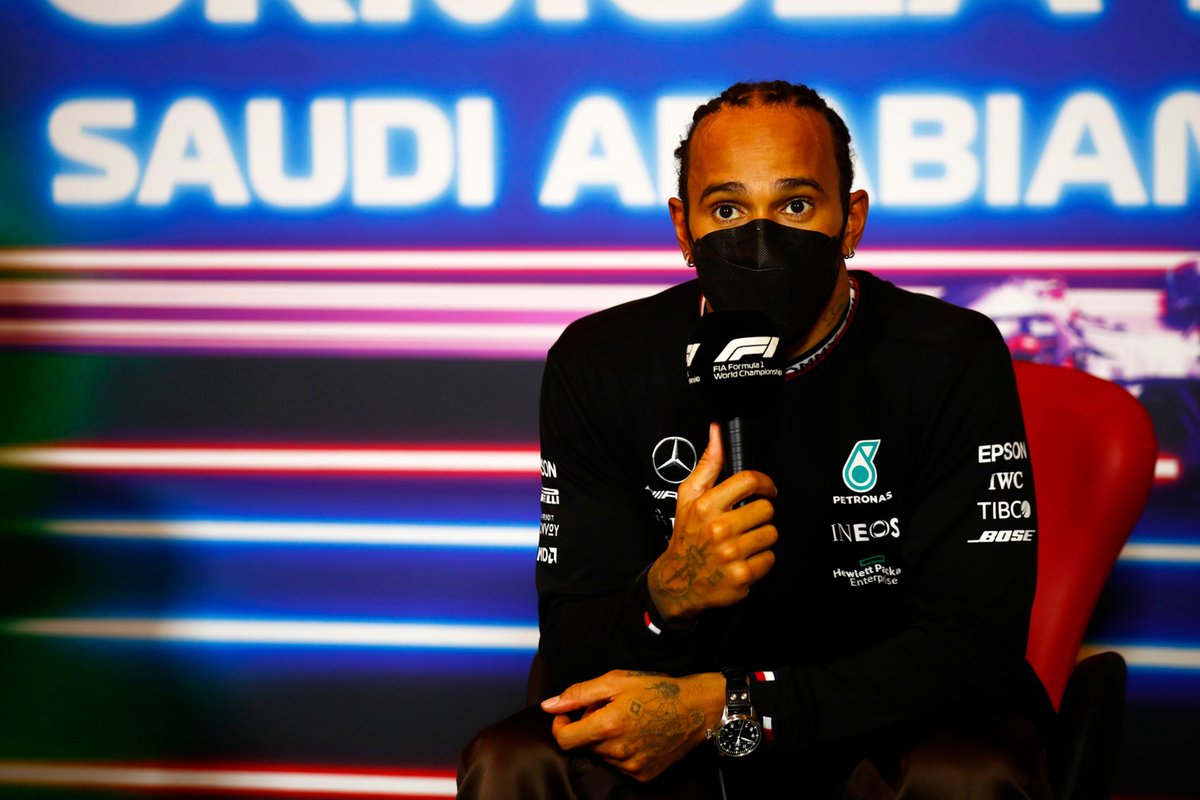 Lewis Hamilton, Mercedes, 1ª posición, en la rueda de prensa