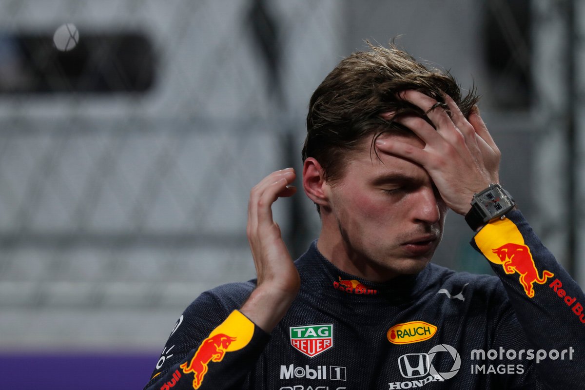 Max Verstappen, de Red Bull Racing, en el Parc Ferme después de chocar al final de la Q3