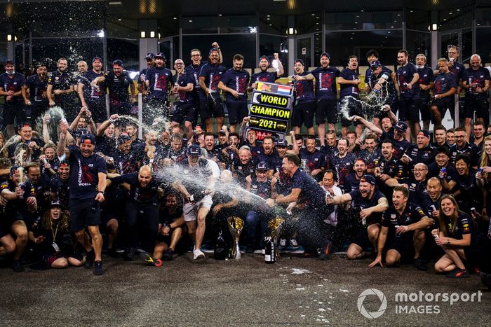 Max Verstappen, Red Bull Racing, celebra con los miembros del equipo