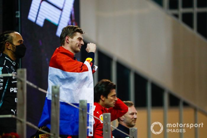 Podio: segundo lugar Lewis Hamilton, Mercedes, ganador y campeón del mundo Max Verstappen, Red Bull Racing, tercer lugar Carlos Sainz Jr., Ferrari