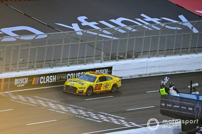 Joey Logano, Equipo Penske, Ford Mustang Shell Pennzoil acercándose a la meta