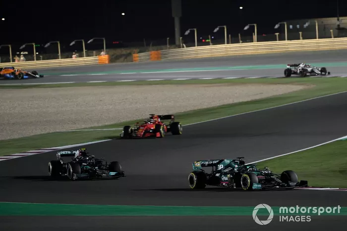 Lance Stroll, Aston Martin AMR21 , Valtteri Bottas, Mercedes W12, y Charles Leclerc, Ferrari SF21