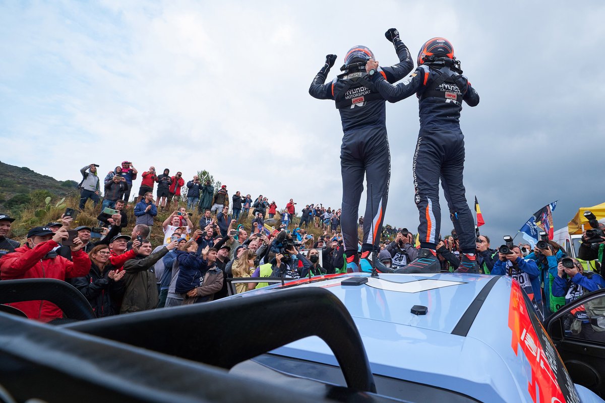 Les vainqueurs Thierry Neuville, Martijn Wydaeghe, Hyundai Motorsport Hyundai i20 Coupe WRC