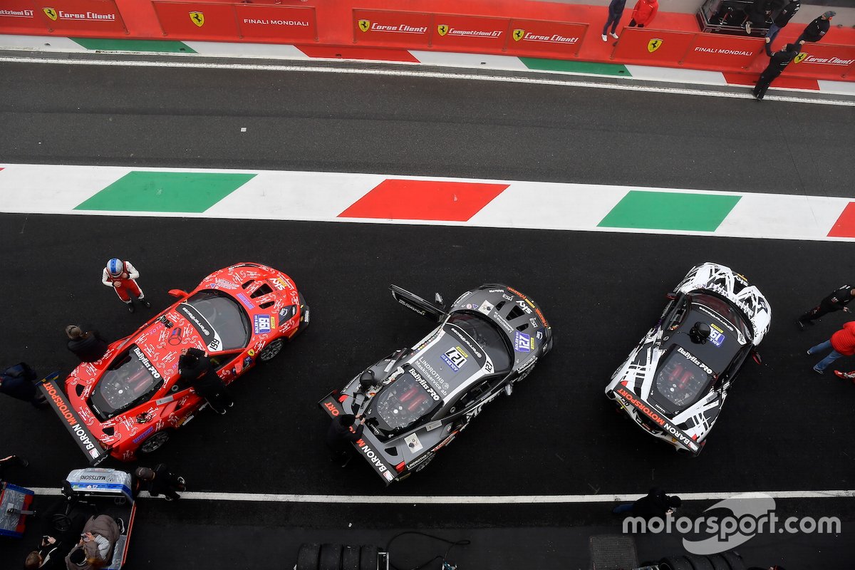 Le auto in pitlane