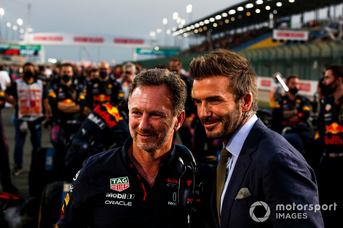 Christian Horner, director del equipo Red Bull Racing, en la parrilla con David Beckham