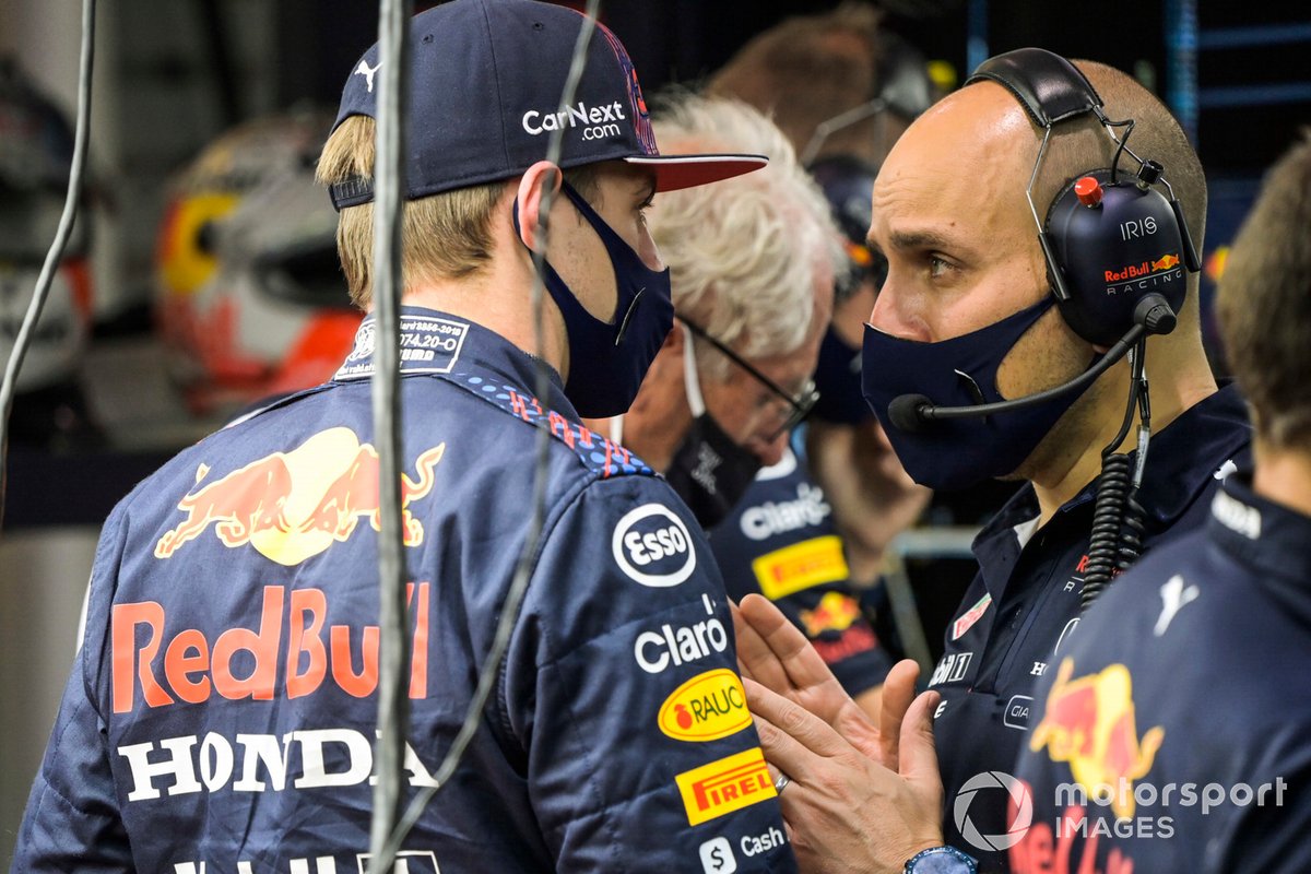 Max Verstappen, Red Bull Racing, en el garaje