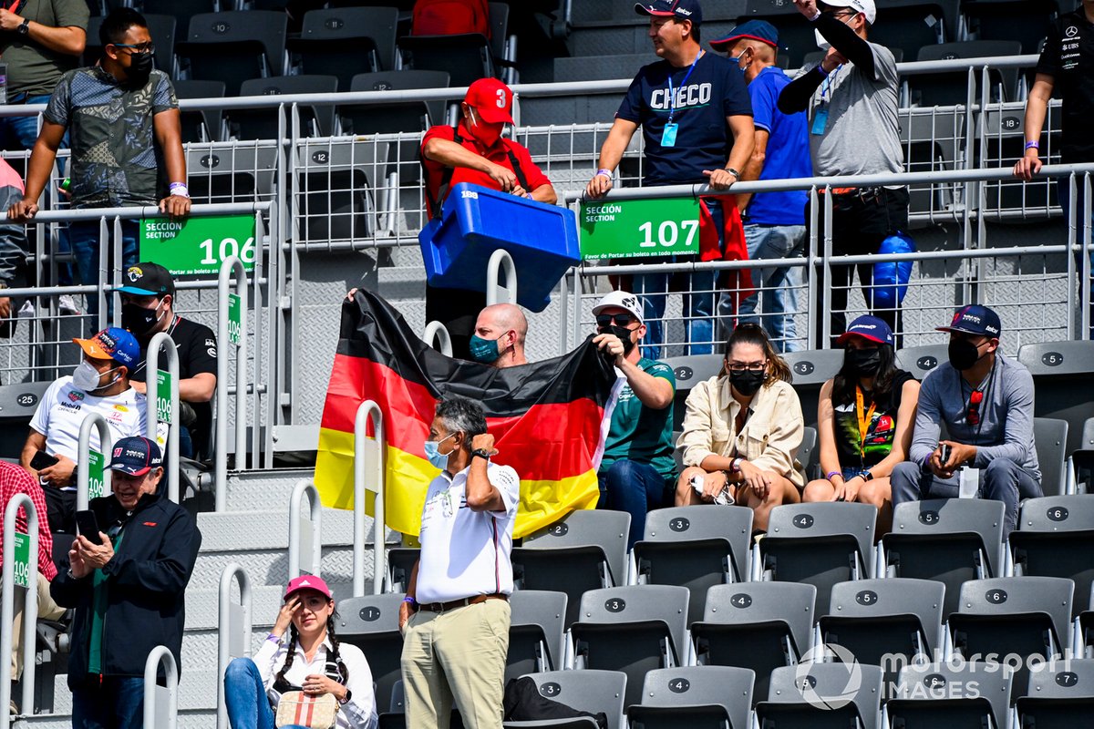 Tifosi in una tribuna con una bandiera tedesca