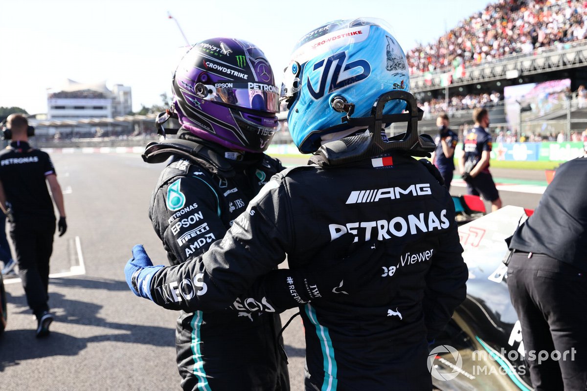 Ganador de la pole Valtteri Bottas, de Mercedes, y Lewis Hamilton, de Mercedes, se felicitan mutuamente en el Parc Ferme