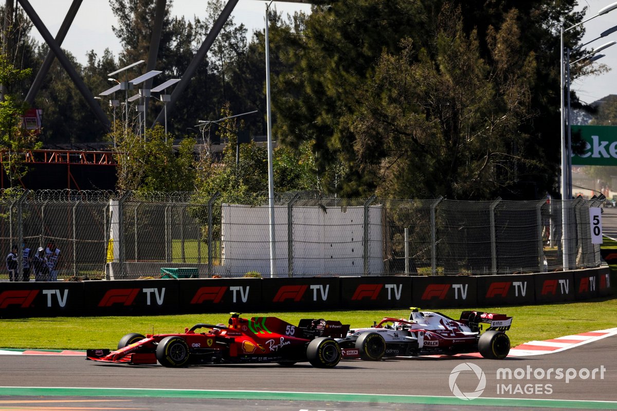 Carlos Sainz Jr., Ferrari SF21, Antonio Giovinazzi, Alfa Romeo Racing C41