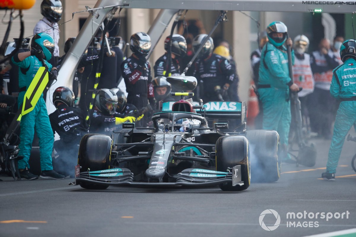 Valtteri Bottas, Mercedes W12, lascia il suo box dopo una sosta