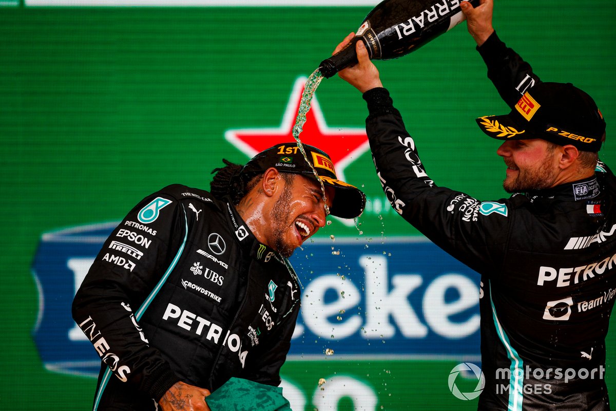 Podio: ganador Lewis Hamilton, Mercedes, tercer lugar Valtteri Bottas, Mercedes