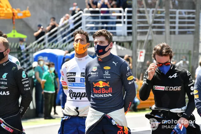 Daniel Ricciardo, McLaren, Max Verstappen, Red Bull Racing, y Fernando Alonso, Alpine F1, en la parrilla