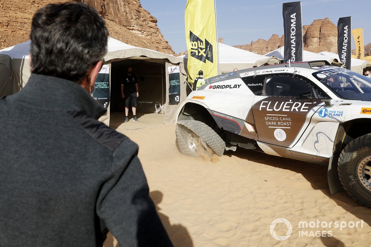 Catie Munnings, Timmy Hansen, Andretti United Extreme E, con un pneumatico danneggiato