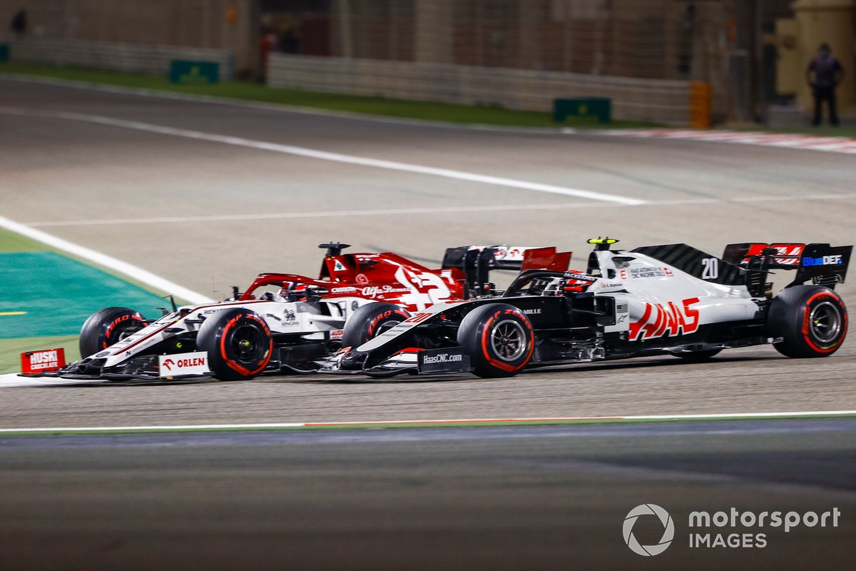 Kimi Raikkonen, Alfa Romeo Racing C39, in battaglia con Kevin Magnussen, Haas VF-20