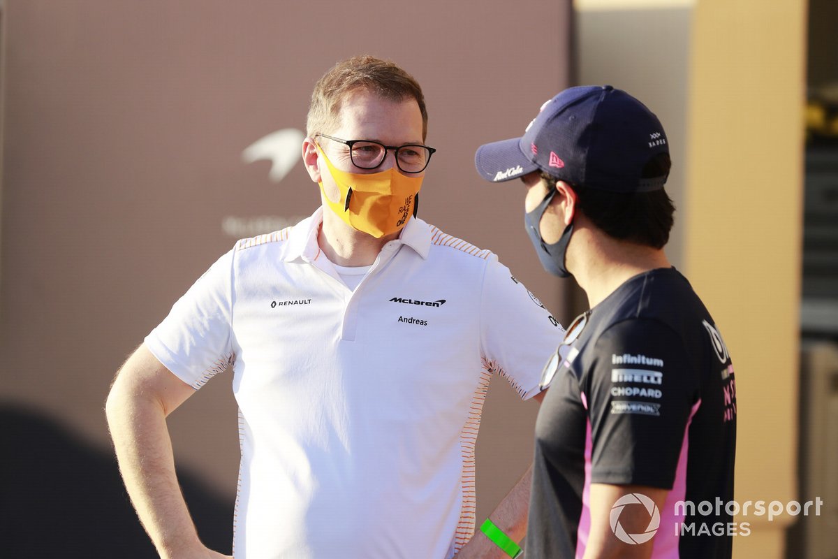 Andreas Seidl, director del equipo, McLaren y Sergio Pérez, Racing Point.
