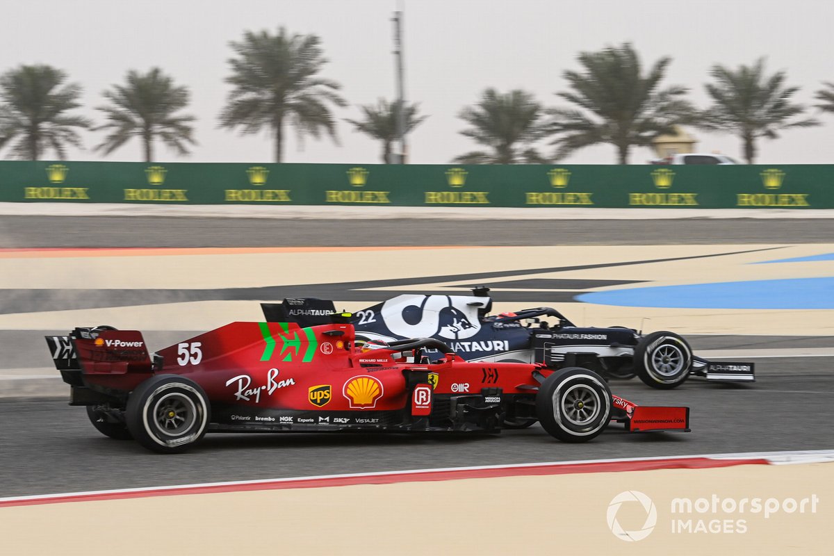 Carlos Sainz Jr., Ferrari SF21, and Yuki Tsunoda, AlphaTauri AT02