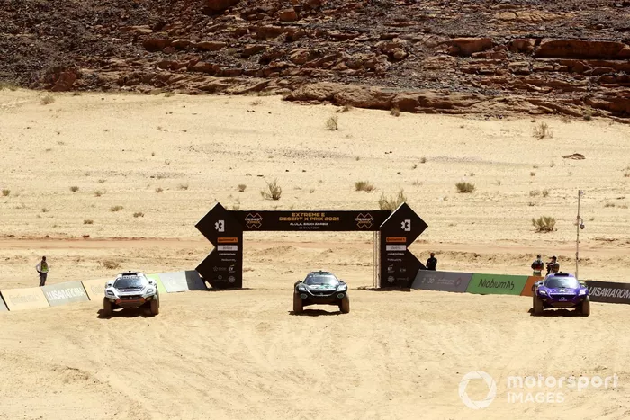Catie Munnings, Timmy Hansen, Andretti United Extreme E, Molly Taylor, Johan Kristoffersson, Rosberg X Racing, and Cristina Gutierrez, Sebastien Loeb, X44, line up ready for the start