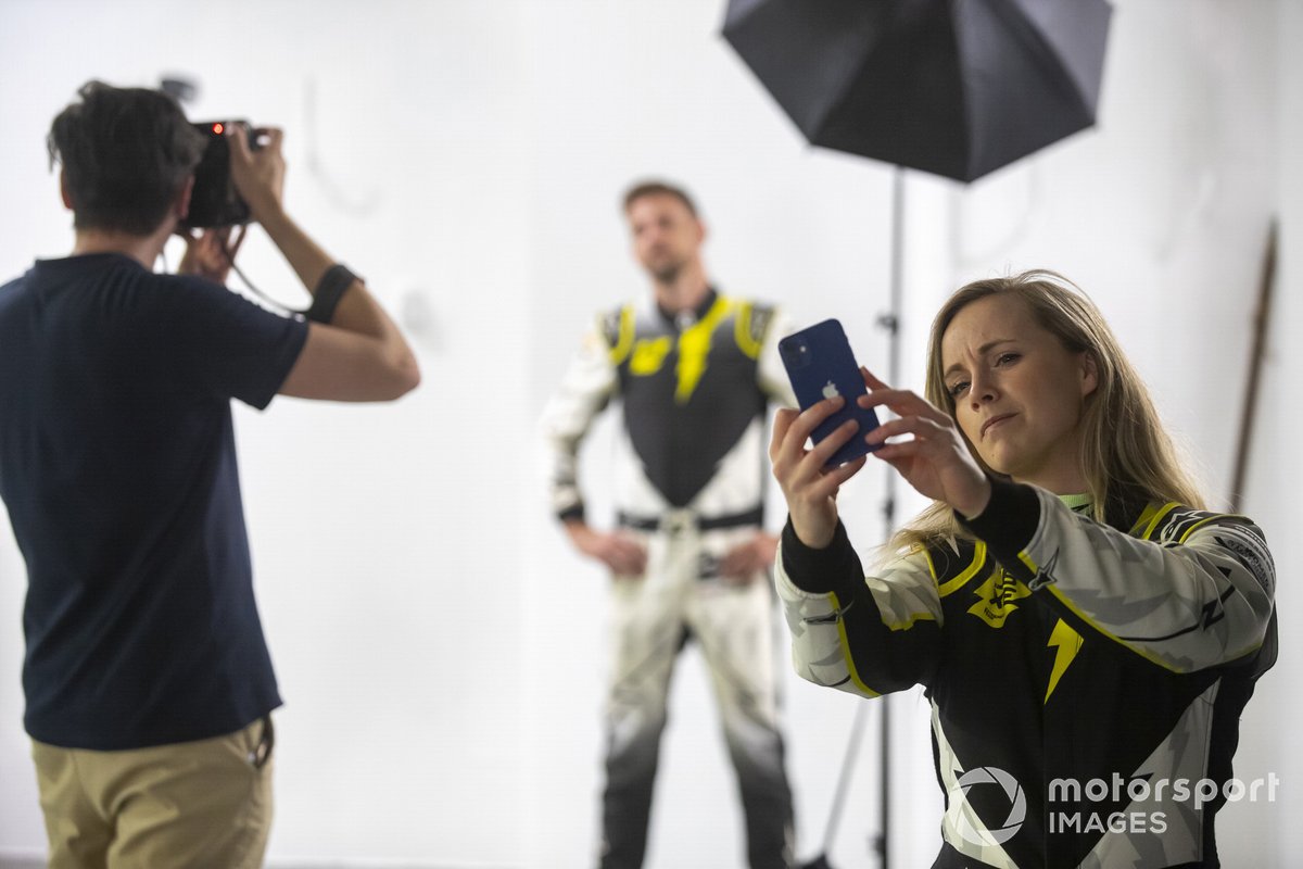 Mikaela Ahlin-Kottulinsky, JBXE Extreme-E Team, se hace un selfie