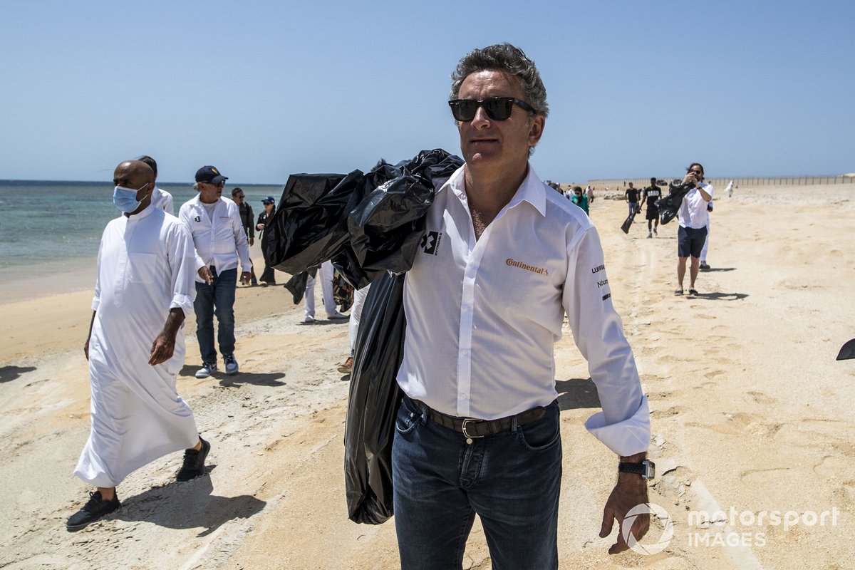 Alejandro Agag, CEO de la Extreme E, ayuda a limpiar una playa