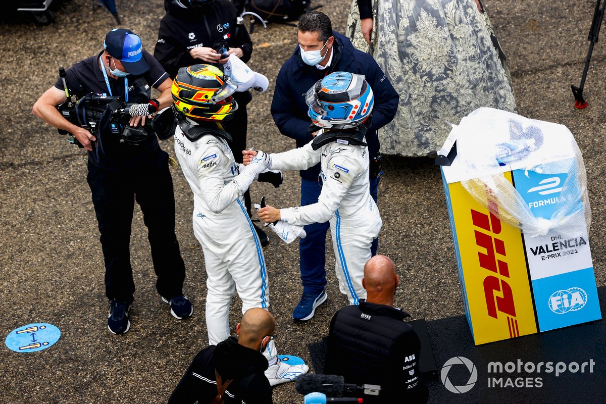Ganador Nyck de Vries, Mercedes-Benz EQ, EQ Silver Arrow 02, Stoffel Vandoorne, Mercedes-Benz EQ, EQ Silver Arrow 02 celebran en Parc Ferme