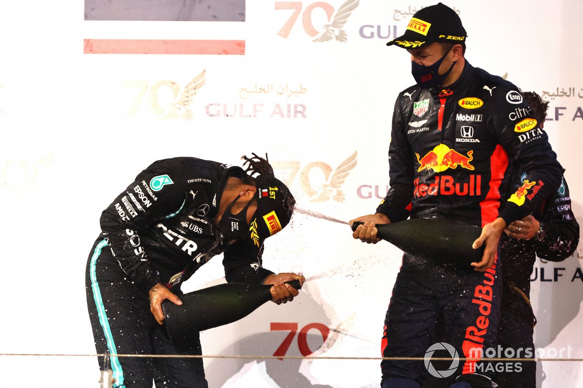 Lewis Hamilton, Mercedes-AMG F1, 1° posto, e Alex Albon, Red Bull Racing, 3° posto, festeggiano sul podio