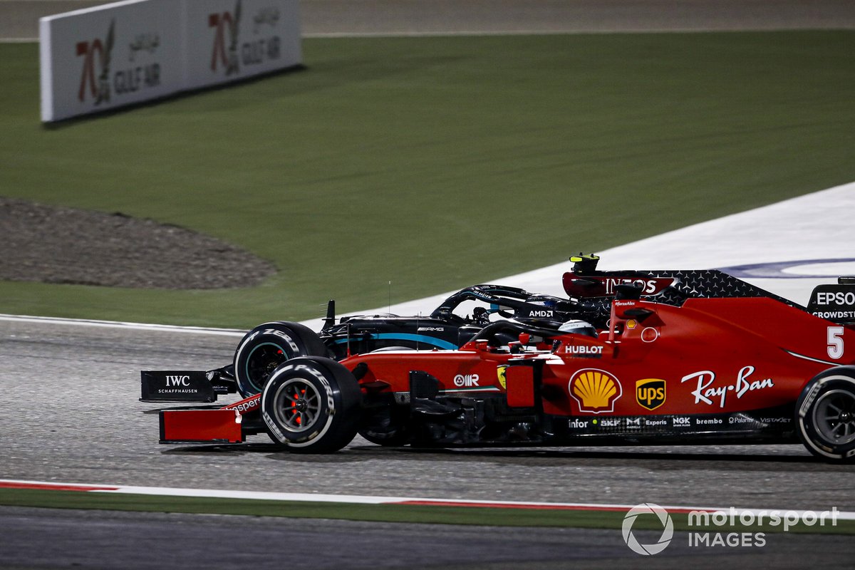 Valtteri Bottas, Mercedes F1 W11, in battaglia con Sebastian Vettel, Ferrari SF1000