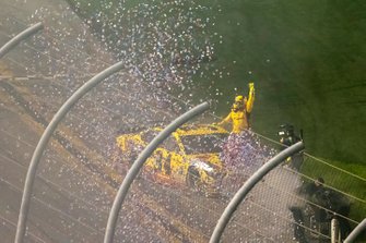 Race winner Michael McDowell, Front Row Motorsports, Ford Mustang Love's Travel Stops