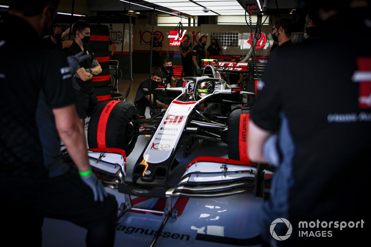 Mick Schumacher, Haas VF-20, nel garage