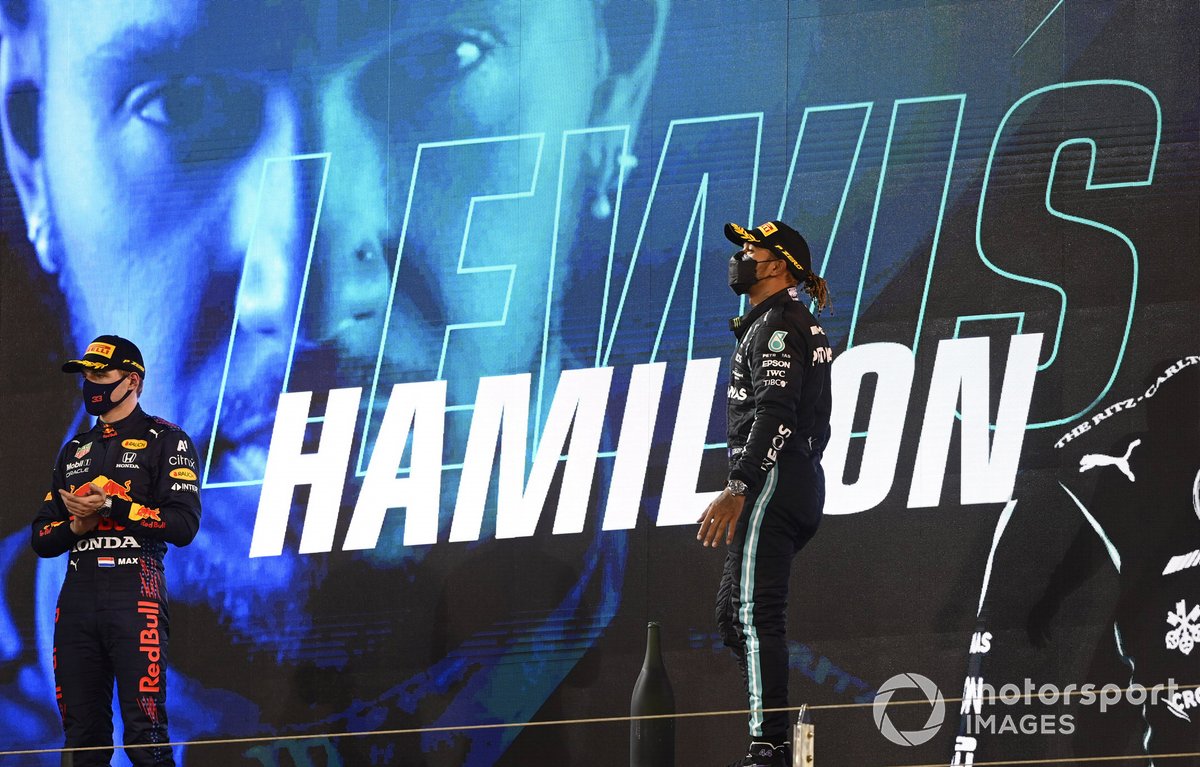Lewis Hamilton, 1 ° Mercedes W12 e Max Verstappen, 2 ° Red Bull Racing RB16B sul podio