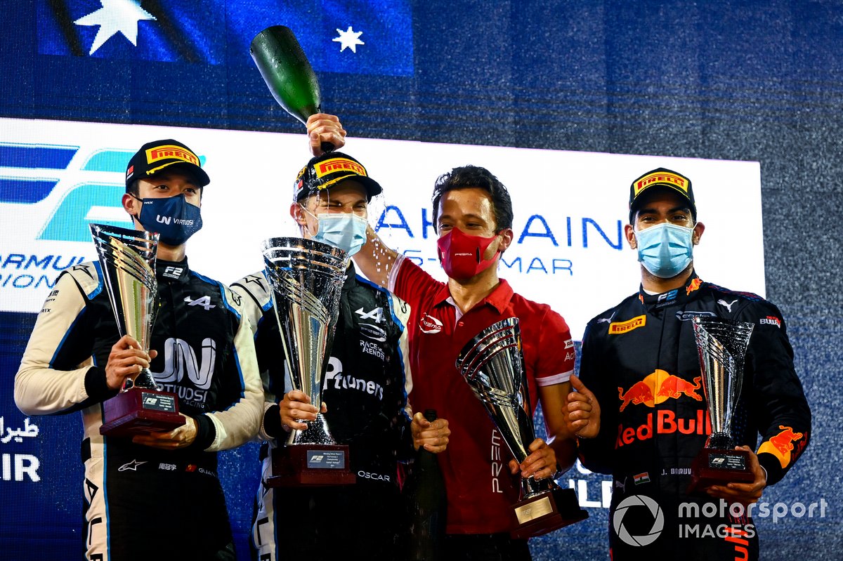 Guanyu Zhou, Uni-Virtuosi Racing, 2a posizione, Oscar Piastri, Prema Racing, 1a posizione, e Jehan Daruvala, Carlin, 3a posizione, sul podio